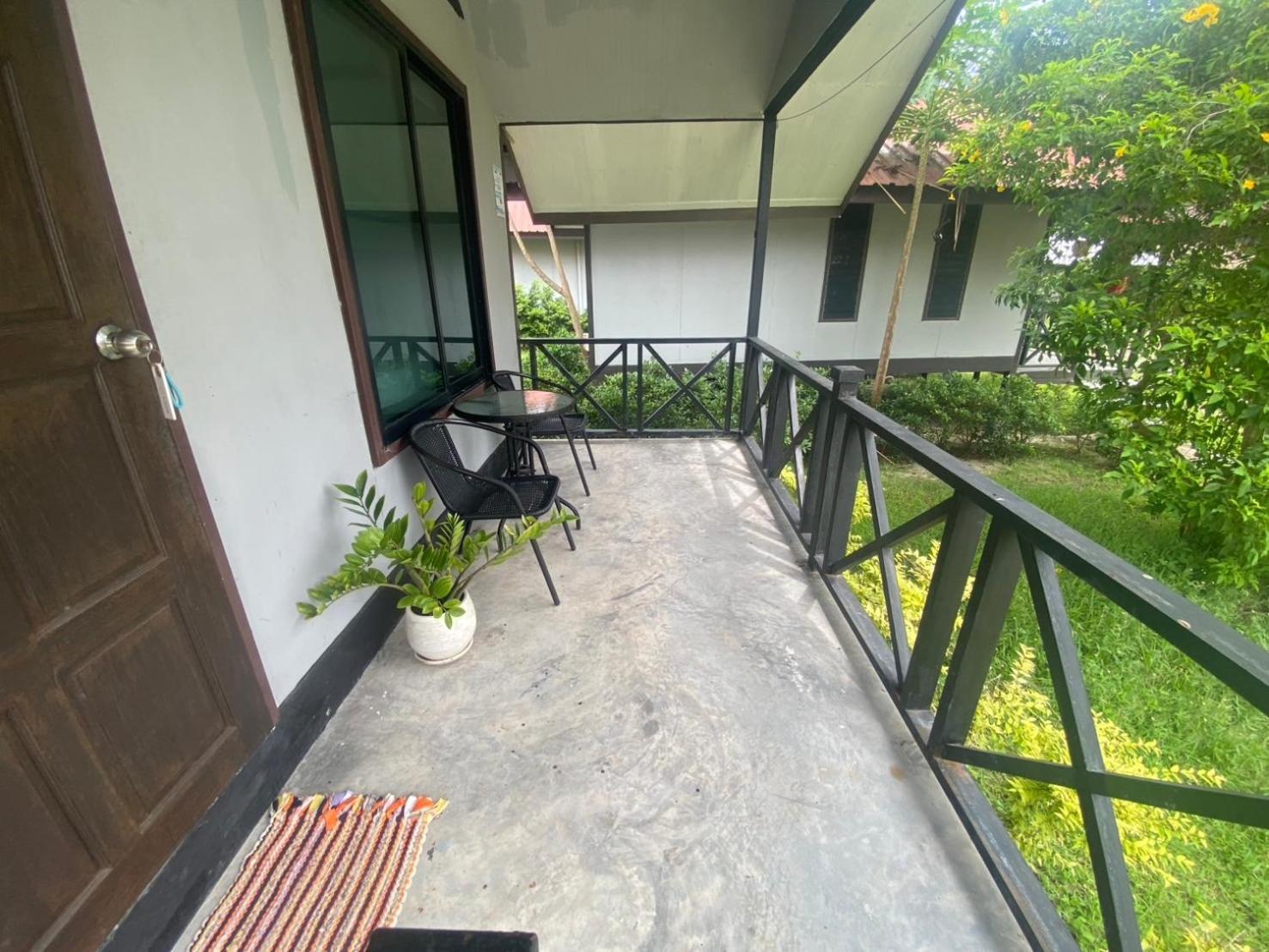 Phangan Chalet Bungalow & House Чалоклам Экстерьер фото