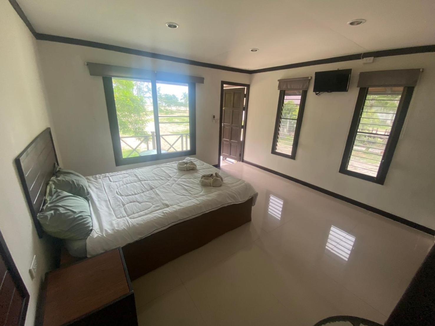 Phangan Chalet Bungalow & House Чалоклам Экстерьер фото